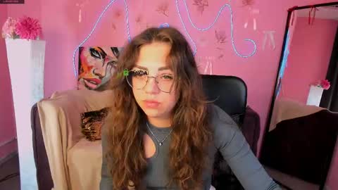Snapshot of kiki_swan chatting on April 27, 5:49 am kiki_swan online show from April 27, 5:49 am