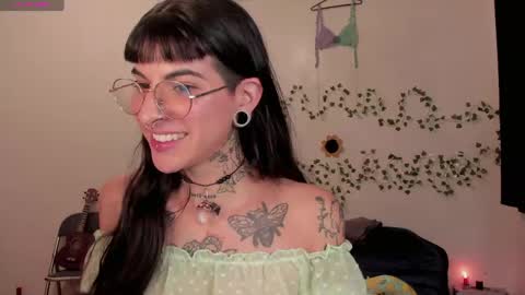 Snapshot of kila_moonlight444 chatting on April 24, 10:34 pm Bella online show from April 24, 10:34 pm