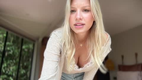 Snapshot of killer__tits chatting on February 18, 2:07 am Killer Tits online show from February 18, 2:07 am