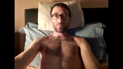 Snapshot of killua1993 chatting on October 25, 9:28 am kingstoned online show from October 25, 9:28 am