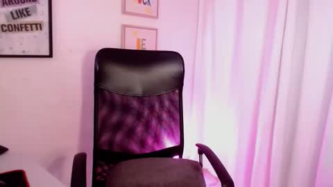Snapshot of kim_burton_1 chatting on June 5, 2:23 pm Kimberly online show from June 5, 2:23 pm