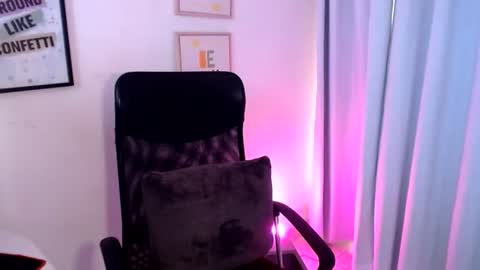 Snapshot of kim_burton_1 chatting on July 8, 1:15 pm Kimberly online show from July 8, 1:15 pm