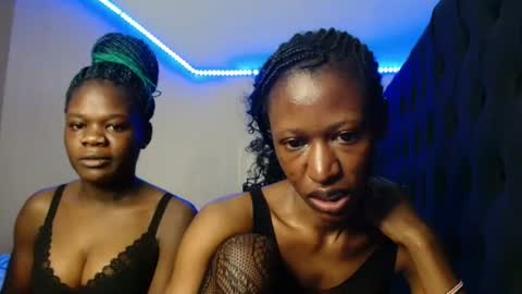 Snapshot of kimberly_chloe chatting on June 19, 7:28 pm Kimberly online show from June 19, 7:28 pm