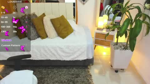 Snapshot of kimberly_milf5 chatting on June 4, 10:21 am Kimberly online show from June 4, 10:21 am