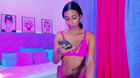 Your Queen KIM online show from December 10, 1:33 pm