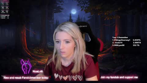 Snapshot of kimilee22 chatting on December 4, 11:24 pm Wolfs Girl online show from December 4, 11:24 pm