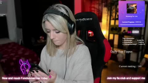 Snapshot of kimilee22 chatting on December 19, 11:03 pm Wolfs Girl online show from December 19, 11:03 pm