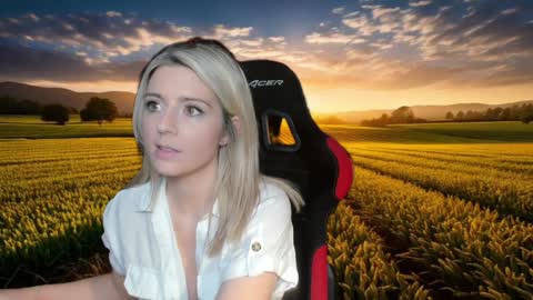 Snapshot of kimilee22 chatting on December 20, 2:08 am Wolfs Girl online show from December 20, 2:08 am