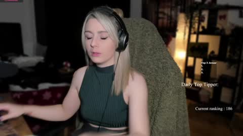 Snapshot of kimilee22 chatting on January 5, 11:12 pm Wolfs Girl online show from January 5, 11:12 pm