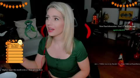 Snapshot of kimilee22 chatting on October 23, 7:01 pm Wolfs Girl online show from October 23, 7:01 pm