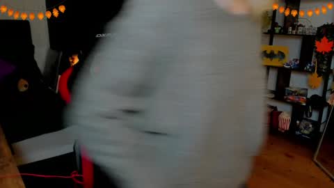 Snapshot of kimilee22 chatting on October 29, 8:32 pm Wolfs Girl online show from October 29, 8:32 pm