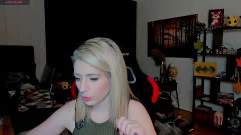 Snapshot of kimilee22 chatting on November 1, 11:40 pm Wolfs Girl online show from November 1, 11:40 pm