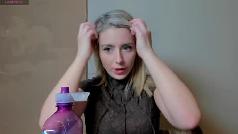 Snapshot of kimilee22 chatting on November 9, 9:13 pm Wolfs Girl online show from November 9, 9:13 pm