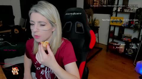 Snapshot of kimilee22 chatting on December 17, 9:32 pm Wolfs Girl online show from December 17, 9:32 pm