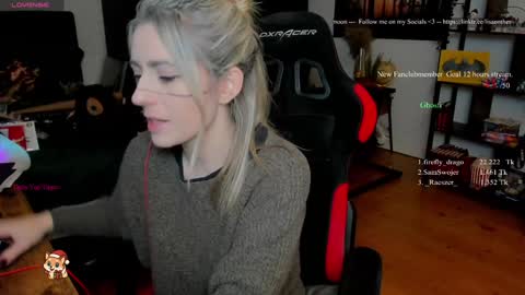 Snapshot of kimilee22 chatting on December 18, 6:58 pm Wolfs Girl online show from December 18, 6:58 pm