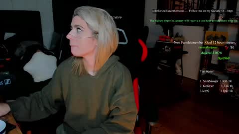 Snapshot of kimilee22 chatting on January 11, 3:00 am Wolfs Girl online show from January 11, 3:00 am