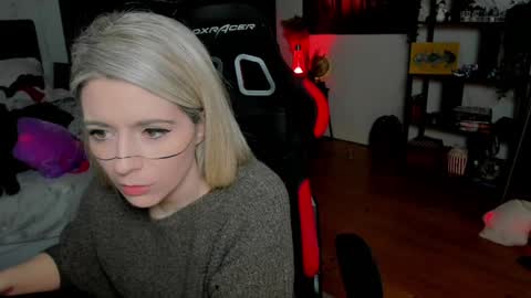 Snapshot of kimilee22 chatting on February 3, 6:24 pm Wolfs Girl online show from February 3, 6:24 pm