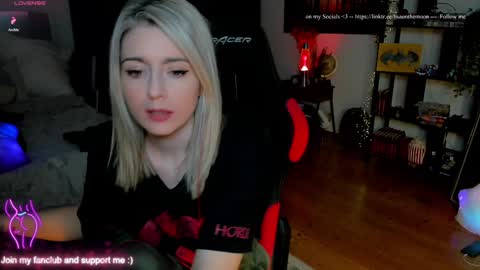 Snapshot of kimilee22 chatting on February 11, 6:24 pm Wolfs Girl online show from February 11, 6:24 pm