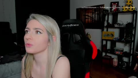 Snapshot of kimilee22 chatting on February 25, 7:45 pm Wolfs Girl online show from February 25, 7:45 pm