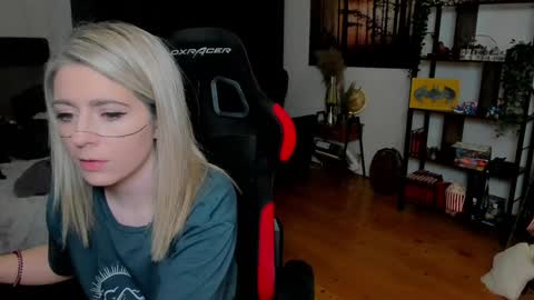 Snapshot of kimilee22 chatting on February 28, 8:10 pm Wolfs Girl online show from February 28, 8:10 pm