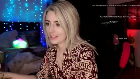Snapshot of kimilee22 chatting on June 3, 6:02 pm Wolfs Girl online show from June 3, 6:02 pm
