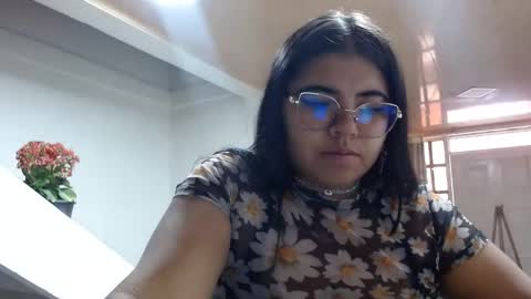 Snapshot of kimmy_kimmy_ chatting on December 3, 7:44 pm Kimmy online show from December 3, 7:44 pm
