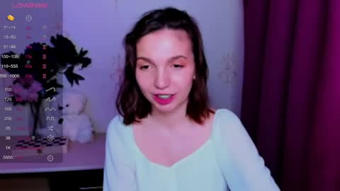 Snapshot of kindhazelhere_ chatting on April 23, 9:52 am Hazel online show from April 23, 9:52 am