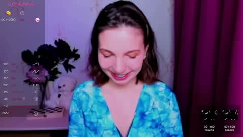 Snapshot of kindhazelhere_ chatting on April 28, 9:42 pm Hazel online show from April 28, 9:42 pm