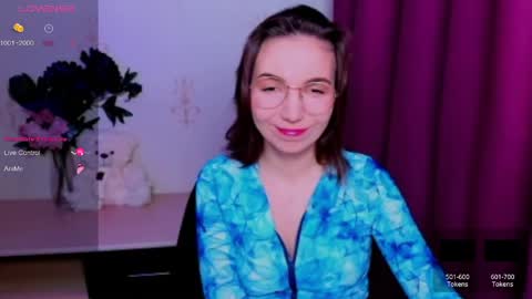 Snapshot of kindhazelhere_ chatting on May 18, 6:14 pm Hazel online show from May 18, 6:14 pm