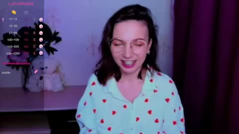 Snapshot of kindhazelhere_ chatting on June 19, 5:34 am Hazel online show from June 19, 5:34 am