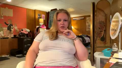 Snapshot of kinkikittiekat chatting on May 18, 5:02 am kinkikittiekat online show from May 18, 5:02 am