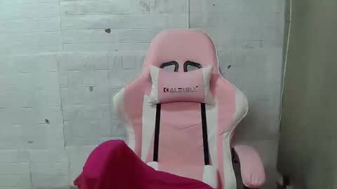 Snapshot of kinky_gurl69 chatting on October 3, 2:08 am mary online show from October 3, 2:08 am