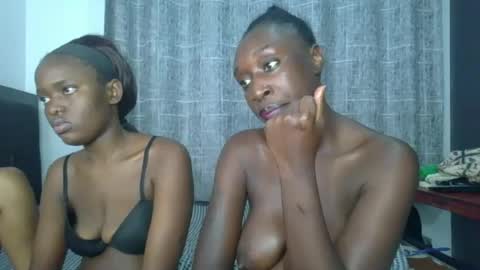 Snapshot of kinky_leila chatting on July 1, 10:42 pm kinky_leila online show from July 1, 10:42 pm