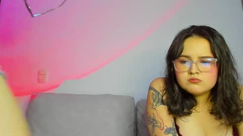 Snapshot of kinkyqueenscb chatting on May 18, 11:21 pm natasha and amber online show from May 18, 11:21 pm