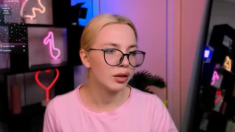 Snapshot of kira_fox_x chatting on November 23, 12:27 pm kira fox x online show from November 23, 12:27 pm