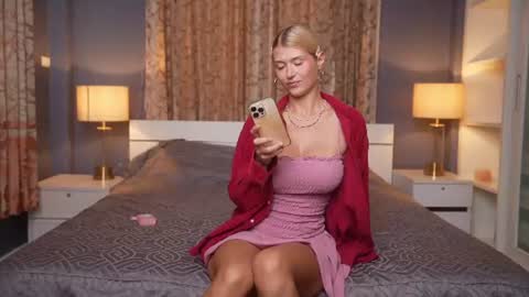 Snapshot of kirabl00m chatting on June 19, 3:33 am kira bloom online show from June 19, 3:33 am