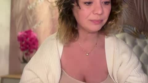 Snapshot of kiradivine chatting on March 24, 1:16 pm KiraDivine online show from March 24, 1:16 pm