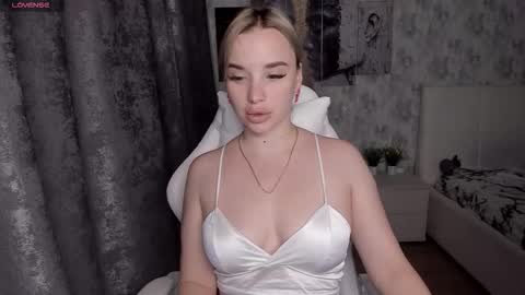 kirakrox online show from October 12, 6:40 pm