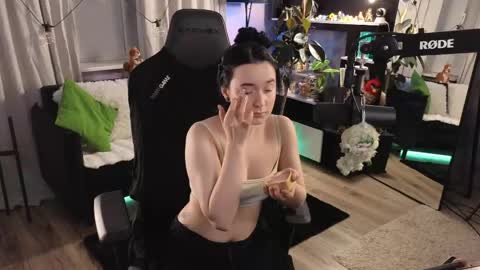 Kira    online show from April 8, 7:47 pm