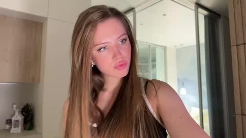 Kira online show from April 18, 4:00 pm