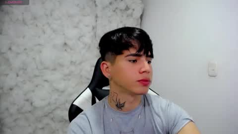 Snapshot of kiss_whitee chatting on November 23, 3:28 am kiss_whitee online show from November 23, 3:28 am