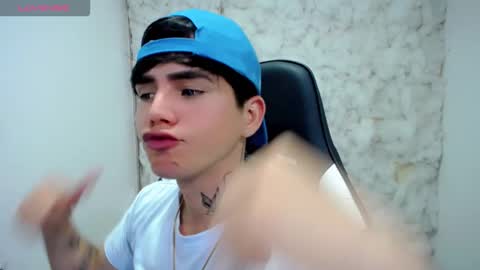 Snapshot of kiss_whitee chatting on December 21, 11:34 pm kiss_whitee online show from December 21, 11:34 pm
