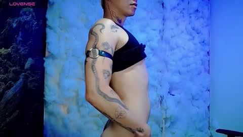Snapshot of kiss_whitee chatting on February 4, 5:35 am kiss_whitee online show from February 4, 5:35 am