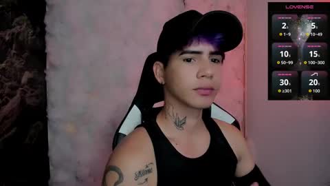 Snapshot of kiss_whitee chatting on February 12, 10:05 pm kiss_whitee online show from February 12, 10:05 pm