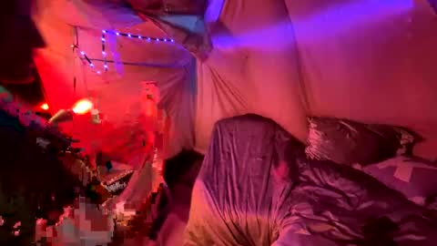 Snapshot of kissahsins chatting on December 21, 9:58 pm Kissah Kreampuff online show from December 21, 9:58 pm