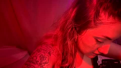 Snapshot of kissahsins chatting on December 23, 8:33 am Kissah Kreampuff online show from December 23, 8:33 am