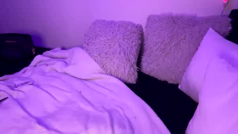 Snapshot of kissahsins chatting on January 21, 4:32 am Kissah Kreampuff online show from January 21, 4:32 am