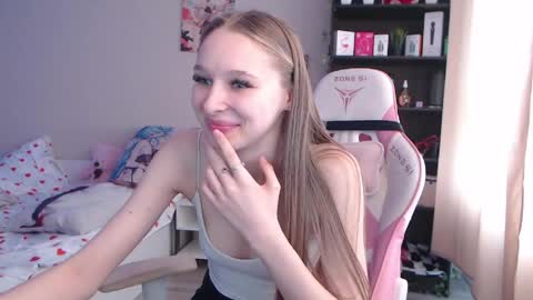 Snapshot of kitsuneyx chatting on May 15, 11:23 pm kitsuneyX online show from May 15, 11:23 pm