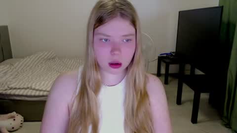 Snapshot of kitten_jenny01 chatting on July 6, 3:03 pm Jennyblonde and Emmabrunette online show from July 6, 3:03 pm