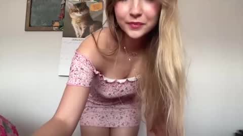 Snapshot of kittengirlxo chatting on December 28, 5:02 am kittengirlxo online show from December 28, 5:02 am